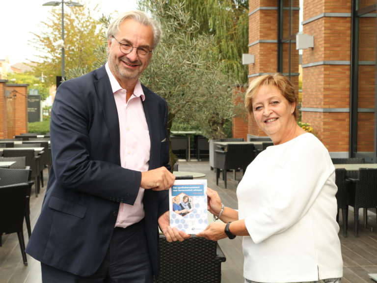 Boeklancering ‘Van apothekersassistent naar farmaceutisch adviseur’ Het boek Van apothekersassistent naar farmaceutisch adviseur van Peter Felen is gepubliceerd. Felen overhandigde het eerste exemplaar aan Trudy van Geffen, voorzitter van beroepsvereniging Optima Farma. Apotheek Totaal Groep uitgelicht