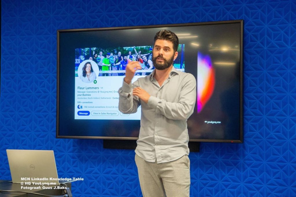 YouLynq.me organiseert allereerste LinkedIn deepsales masterclass van Nederland YouLynq.me organiseert allereerste LinkedIn deepsales masterclass van Nederland YouLynq.me organiseert op 27 oktober de allereerste Nederlandse masterclass over de nieuwe deepsales-technologie van LinkedIn. Dankzij deze masterclass krijgen deelnemers meer inzicht in het zakelijke netwerk en behalen ze meer resultaten. Afgebeeld staat een man met donkerbruin kort haar en een donkerbruine baard. Hij staat voor een scherm waarop een LinkedInprofiel staat afgebeeld.