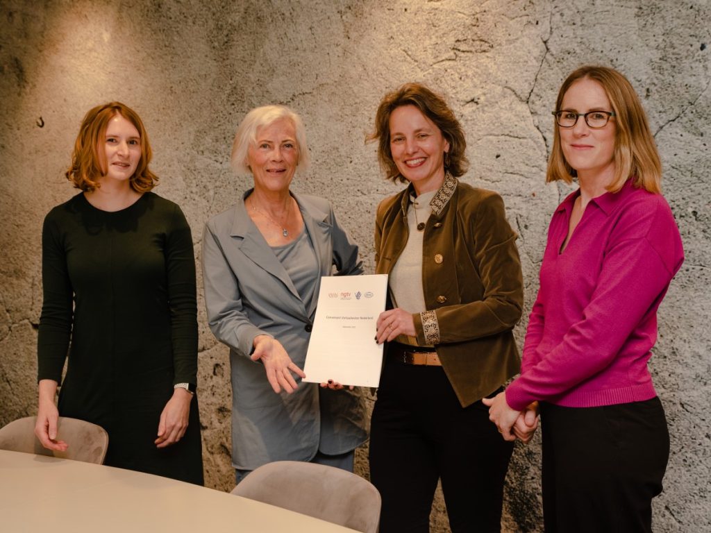 Vertaalsector schrijft geschiedenis met convenant voor gezonde toekomstbestendige samenwerking NGTV convenant vertaalsector - Deze maand schreven vier beroepsverenigingen in de vertaalsector – VZV, NGTV, VViN, SENSE – geschiedenis met het ondertekenen van het Convenant Vertaalsector Nederland. Met deze krachtenbundeling bevorderen zij een respectvolle samenwerking tussen bureaus en freelance vertalers, waarin gelijkwaardigheid en professionaliteit de kern vormen. Het convenant biedt zowel vertaalbureaus als zelfstandige vertalers perspectief met aanbevelingen voor goed opdrachtgever- en opdrachtnemerschap.