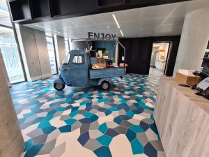 De unieke vloer van het kantoor van Accountants- en adviesorganisatie BDO op Strijp-S in Eindhoven. SignSellers creëert met 6000 vloerstickers de grootste vloerdecoratie in Nederland.