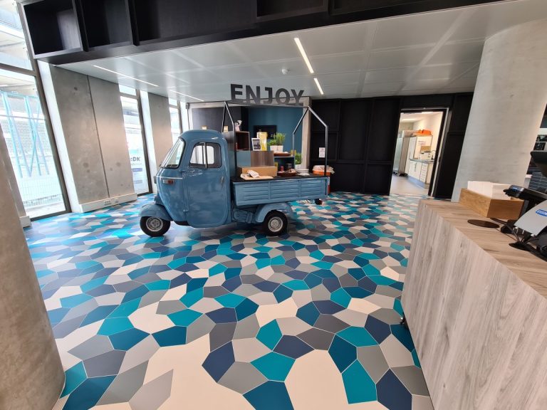 SignSellers creëert met 6000 stickers grootste vloerdecoratie in Nederland De unieke vloer van het kantoor van Accountants- en adviesorganisatie BDO op Strijp-S in Eindhoven. SignSellers creëert met 6000 vloerstickers de grootste vloerdecoratie in Nederland.