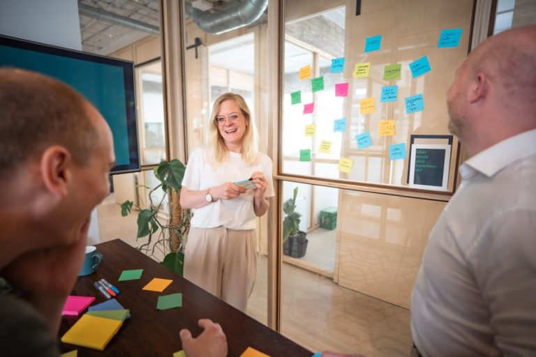 Startup Mastermatch lanceert daten voor bedrijven Daten voor bedrijven. Geen korte flirts, ghosting, mismatches of een gebroken hart, maar elkaar doelgericht op zakelijk vlak leren kennen om samen meer rendement te behalen. Dat kan vanaf 1 december 2022 met de zakelijke datingsapp Mastermatch. POSE Fotostudio PropositionHero Overigefotos DSC