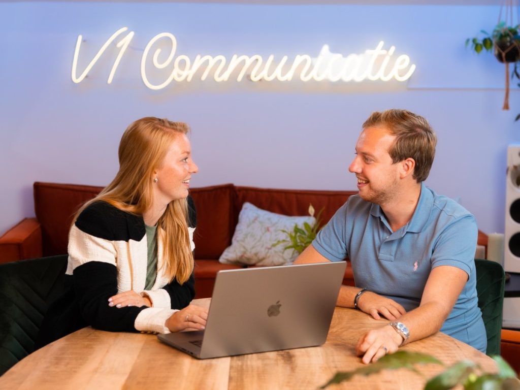 V1 Communicatie geeft personeel eigen webshop Frank van Roon en Danique Bras zetten met V1 Communicatie een stap die verder gaat dan het voeren van een ‘traditioneel’ marketingbureau.