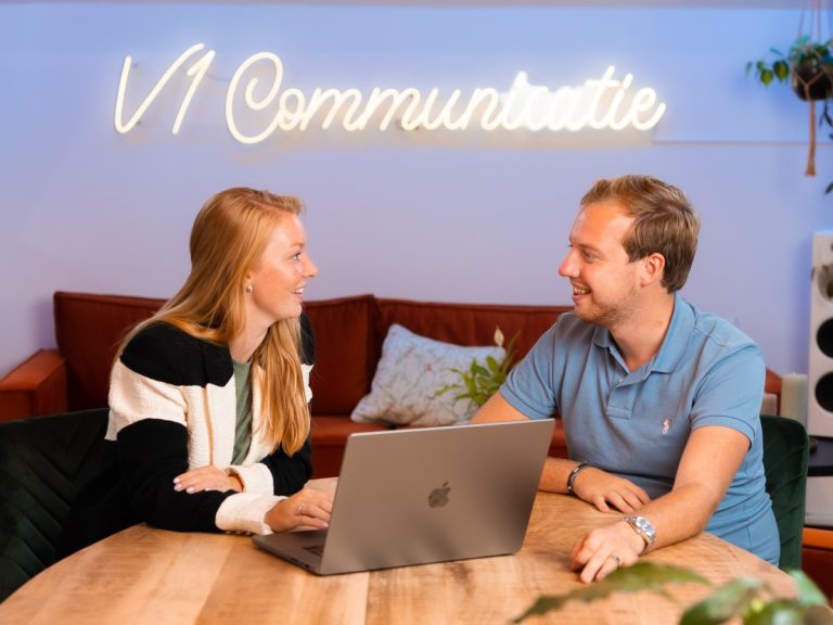 V1 Communicatie geeft personeel eigen webshop Frank van Roon en Danique Bras zetten met V1 Communicatie een stap die verder gaat dan het voeren van een ‘traditioneel’ marketingbureau.