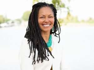 Flavia Ramos Costa | Noord-Hollandse onderneemster Flavia Ramos Costa uit Weesp is genomineerd voor de Vrouw in de Media Award 2022. Zij is daarmee de enige expert in sociale integratie en inburgering die is genomineerd.