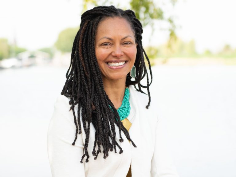 Flavia Ramos Costa genomineerd voor Vrouw in de Media Award 2022 Flavia Ramos Costa | Noord-Hollandse onderneemster Flavia Ramos Costa uit Weesp is genomineerd voor de Vrouw in de Media Award 2022. Zij is daarmee de enige expert in sociale integratie en inburgering die is genomineerd.