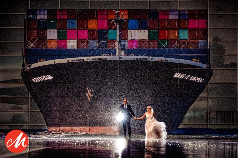 Daan Fortuin Masters | Afgebeeld staat een bruispaar voor een afbeelding van een containerschip. De Masters of Wedding Photography, de grootste bruidsfotografiewedstrijd van de Benelux, heeft een winnaar. Bruidsfotograaf Daan Fortuin uit Strijen won in 2022 maar liefst 18 awards. Daarmee liet hij Jill Streefland en Annemarie Dufrasnes (beide 16 awards) achter zich.