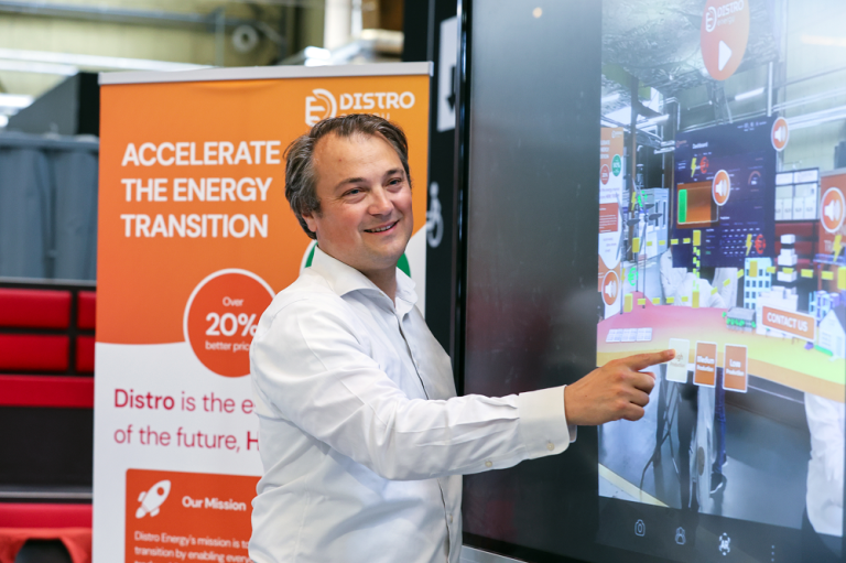 Handelsplatform van Rotterdamse scale-up Distro Energy gelanceerd Distro Energy heeft een intelligent en volledig geautomatiseerd handelsplatform ontwikkeld waarmee bedrijven zelf opgewekte energie onderling lokaal kunnen verhandelen en het verbruik hiervan kunnen optimaliseren.