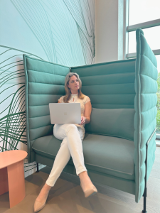 Afgebeeld is Janet Schouten met een laptop | Business Shakers, een nieuw online platform gericht op startende ondernemers én ondernemers die hun onderneming willen laten groeien, is gelanceerd. Initiatiefneemster is Janet Schouten, een ervaren ondernemer en professional in marketing en communicatie. Het is een one-stop shop voor ondernemers die op zoek zijn naar praktische informatie en antwoorden op hun vragen.