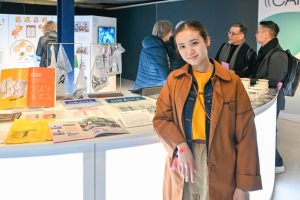 Oplosbare plastic tas | Een ‘plastic tas’ die volledig oplost in water. Het lijkt onmogelijk, maar Devana Ng, medeoprichter van de Invisible Company, heeft dit een paar jaar geleden succesvol op de markt gebracht. Devana, afkomstig uit Hongkong, toonde dit revolutionaire ontwerp eind oktober op de Dutch Design Week in Eindhoven.