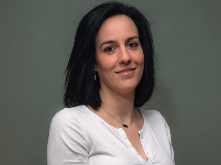 Schiedamse Sigourney van der Linden schrijft boek over misbruik tijdens jeugd SigourneyvdLinden x scaled