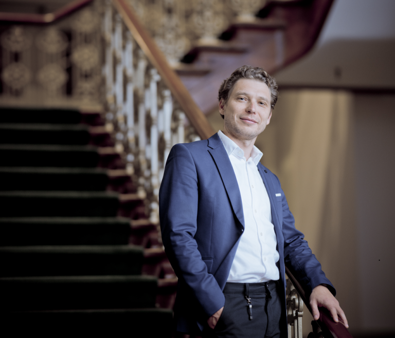 Internationaal pianoconcours in Enschede krijgt steun van MIRhosting Andrey