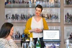 Jennifer Delano geeft een workshop over pr